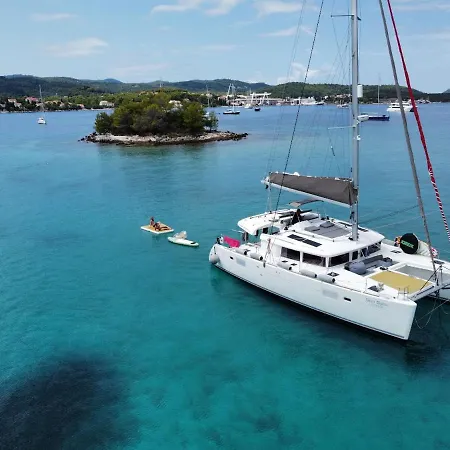 Πλωτό κατάλυμα Grey Goose Catamaran
