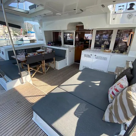 Πλωτό κατάλυμα Grey Goose Catamaran Σπλιτ